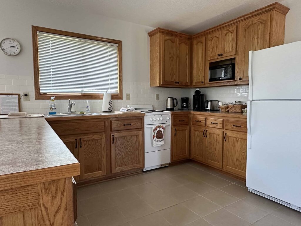 full kitchen in the just bee hermitage