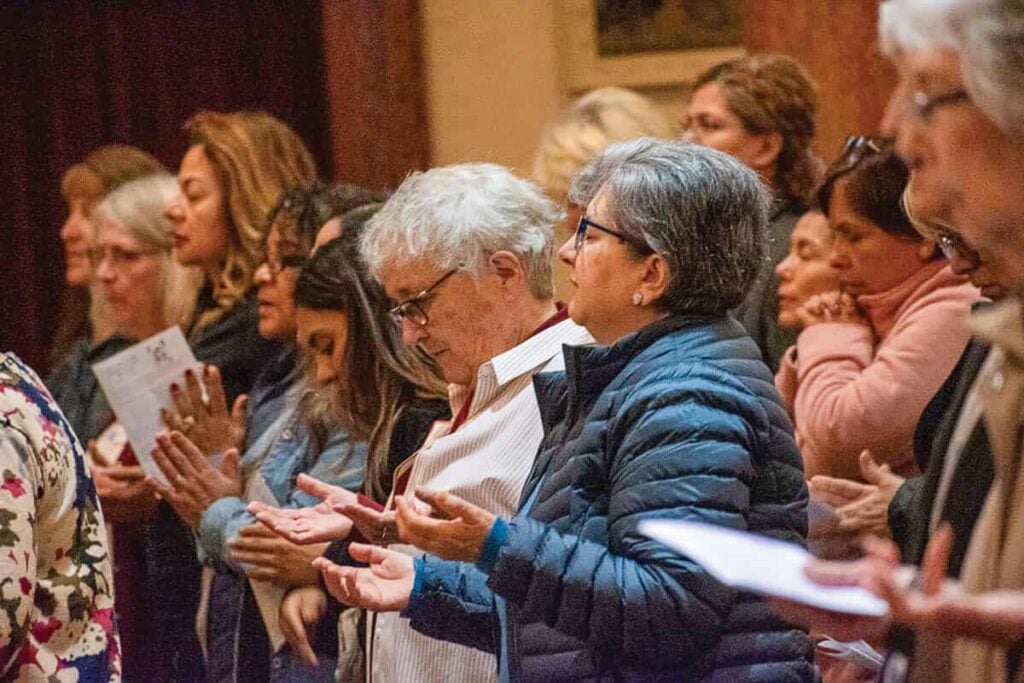 Retreatants participate in Mass.